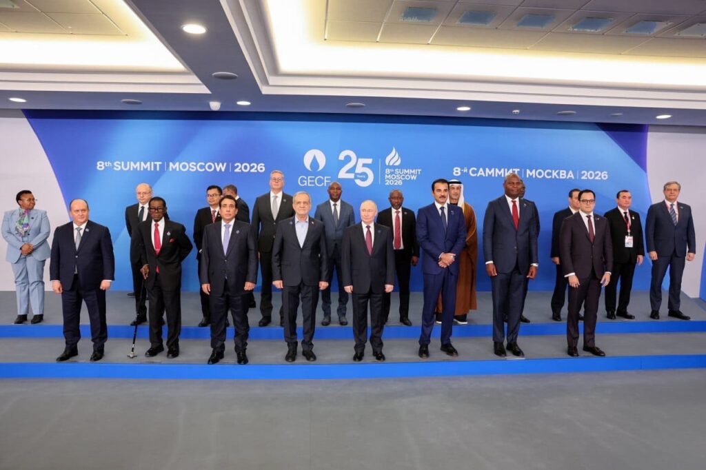 Eclipsă totală de Putin / Președintele de 2,03 metri al Mozambicului l-a făcut invizibil pe președintele rus / Ironii în lanț pe internet