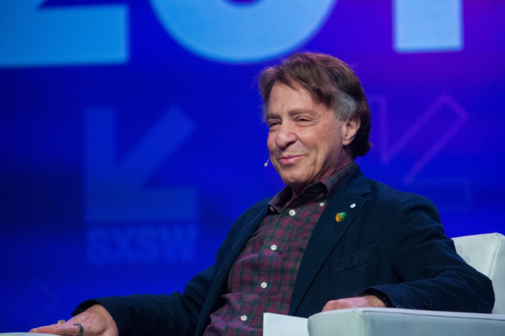 „Profetul” singularității. Ray Kurzweil spune că oamenii se vor contopi cu inteligența artificială în 2045