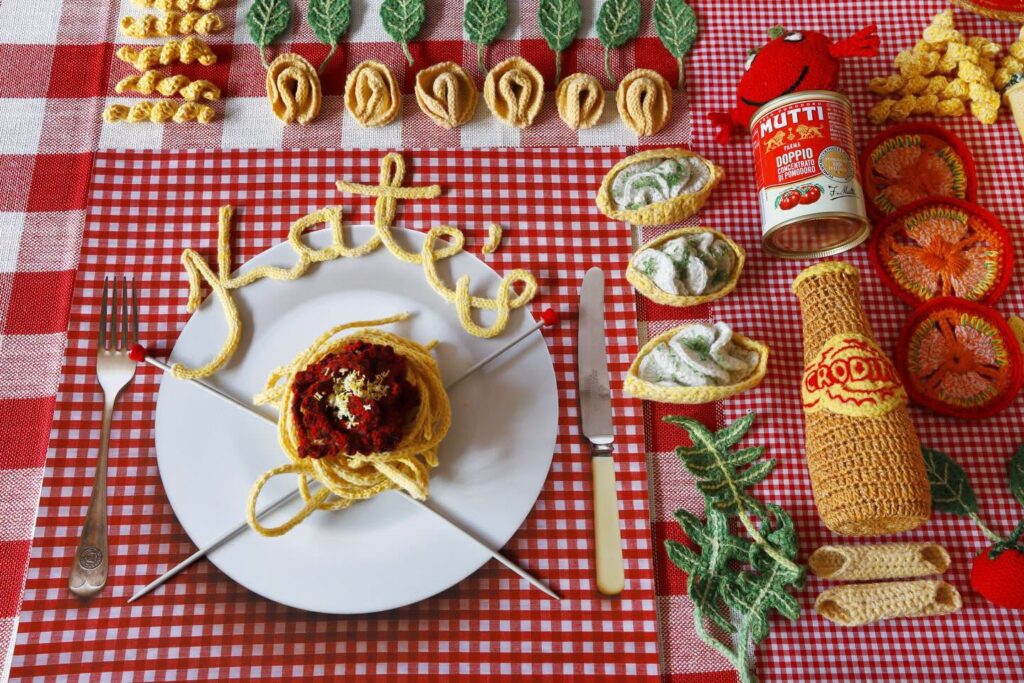 Paste, salam, înghețată și tiramisu tricotate. Restaurantul unde toată mâncarea este croșetată și cusută