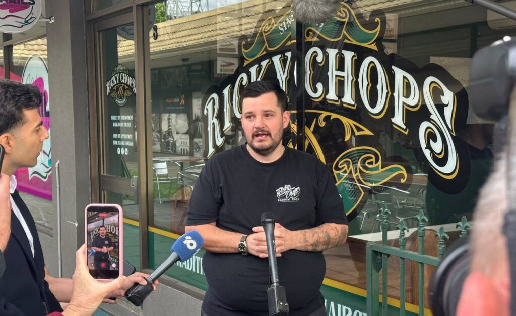 Un frizer a devenit erou în Australia după atacul asupra parlamentarei Helen Haines. Cum a reușit să-l imobilizeze pe suspect
