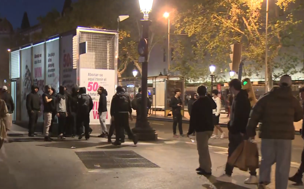 Violențe în Barcelona. 100 de persoane au fost arestate după ce protestatarii au jefuit magazine și au incendiat mobilier stradal