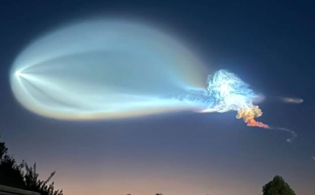 O „meduză spațială” uriașă a luminat cerul Statelor Unite. Ce este fenomenul spectaculos apărut după lansarea unei rachete SpaceX