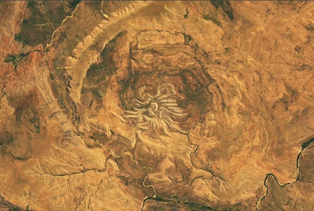 Urmele unui vizitator extraterestru? NASA a fotografiat un „păianjen” gigantic într-un crater din Australia