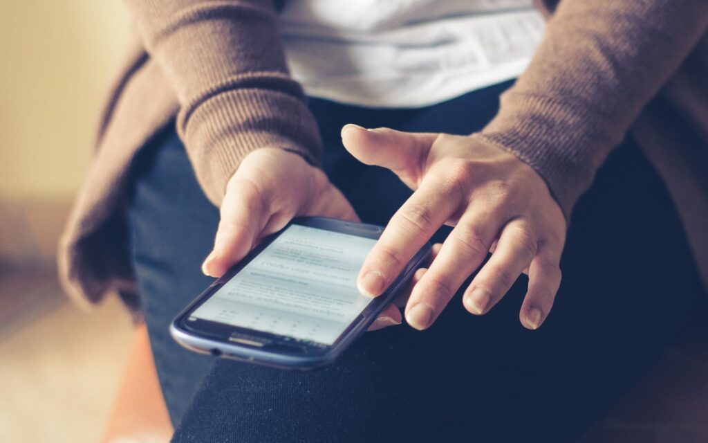 Atacatorii folosesc reclame false pentru furtul datelor. Facturi și documente false trimise pe WhatsApp