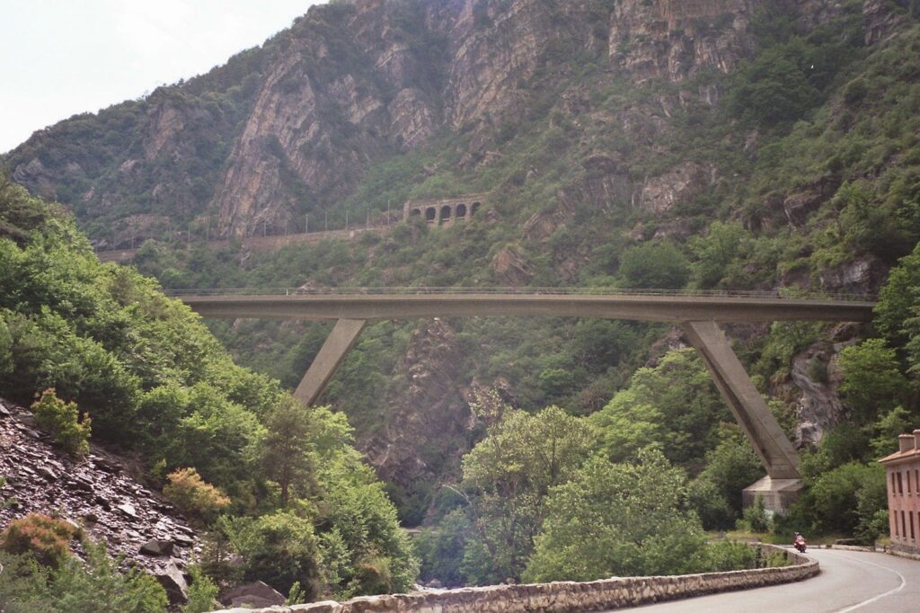 Trenul minunilor. Are 81 de tuneluri și traversează Alpii până la mare. Linia, redeschisă complet după o investiție uriașă