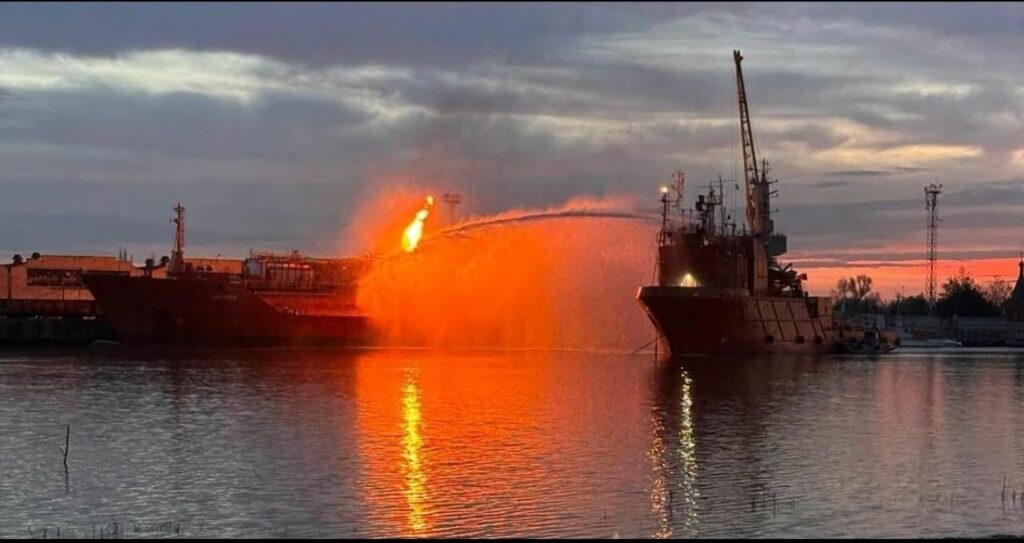 Incendii la bordul a două nave, în apropiere de Sulina. În petrolier s-a produs o explozie