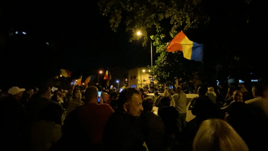 Numărul protestatarilor crește în fața Arestului Central Peste 500 de susținători ai lui Georgescu, în a patra zi de manifestații