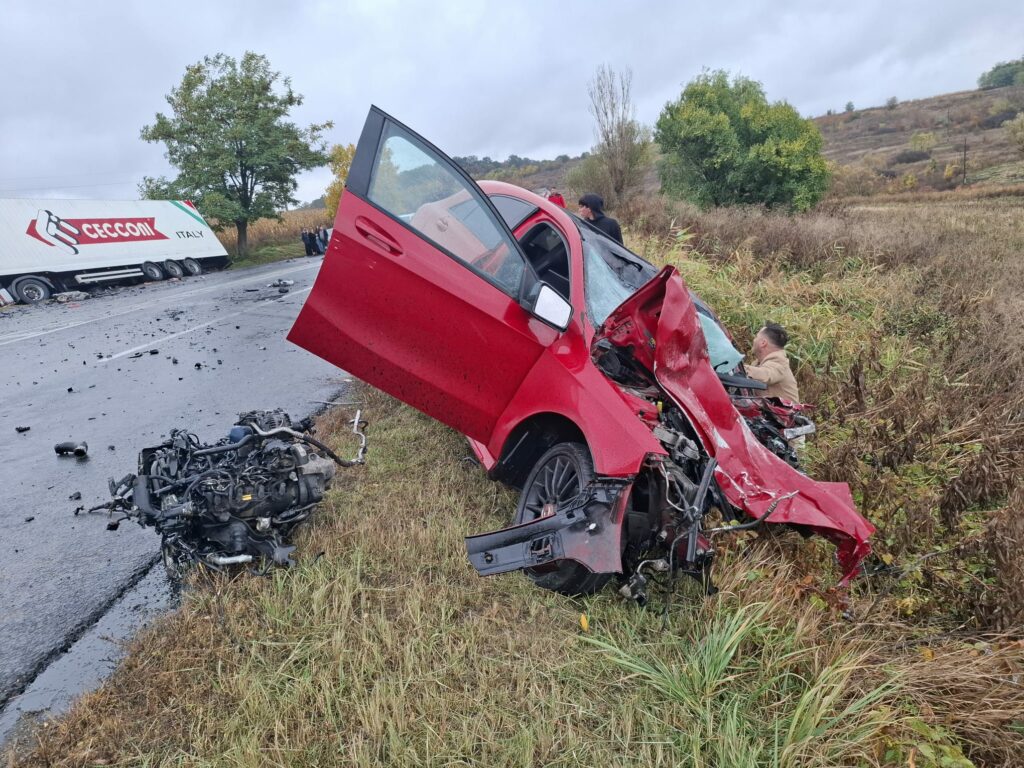 Accident grav pe o șosea din Iași. O persoană a fost descarcerată. Restricții de circulație