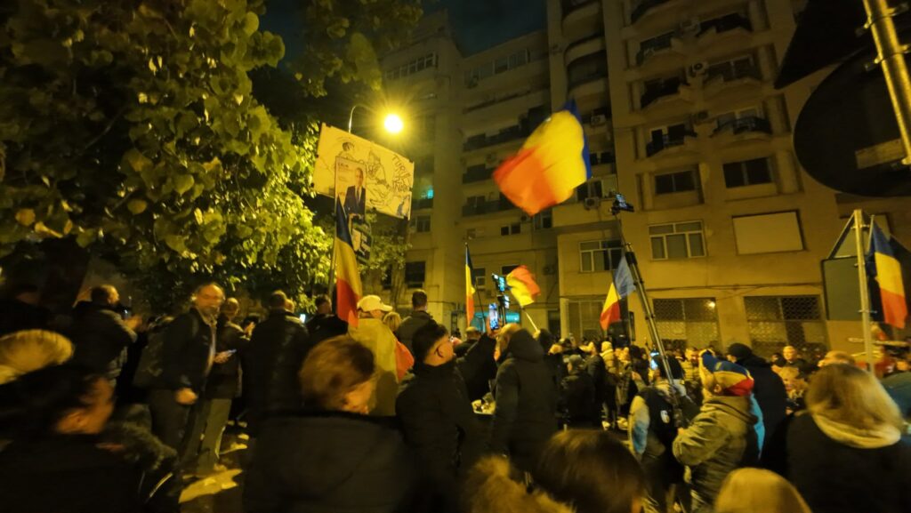 „Nu cedăm” Aproximativ 300 de susținători ai lui Călin Georgescu, din nou în față la Arestul Central