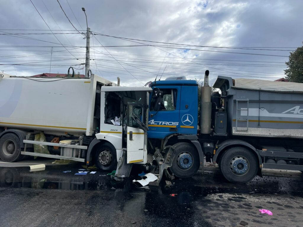 Accident grav în Ilfov: Un camion a lovit o autospecială de salubritate. Un șofer are ambele picioare fracturate