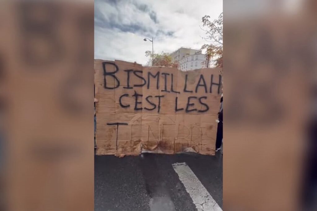 Un mesaj bizar a devenit simbolul protestelor din Europa. Povestea neașteptată din spatele expresiei