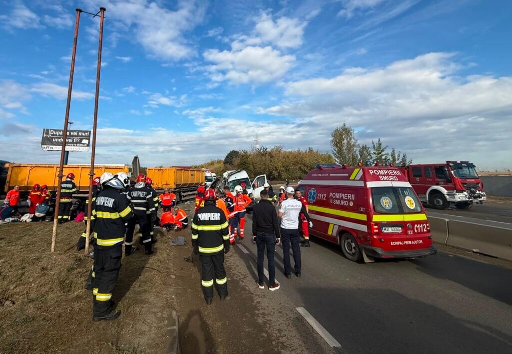 Accident grav pe DN 7, la Buftea. Două persoane au murit și două sunt intubate, după ce un microbuz cu 16 oameni s-a ciocnit cu o autobasculantă