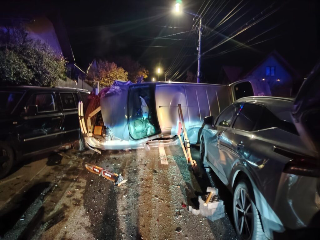 Doi șoferi au fost prinși băuți la volan vineri seară, după ce unul dintre ei a lovit patru mașini și s-a răsturnat