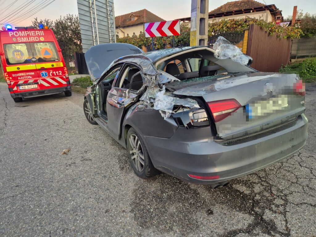 Container căzut de pe o platformă peste un autoturism, la ieșirea de pe A1 spre Vâlcea. Trei persoane, transportate la spital