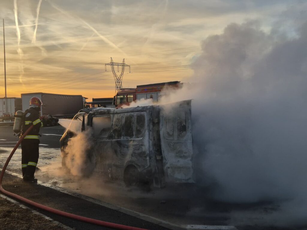 Incendiu lângă o benzinărie de pe A1. O dubă a luat foc