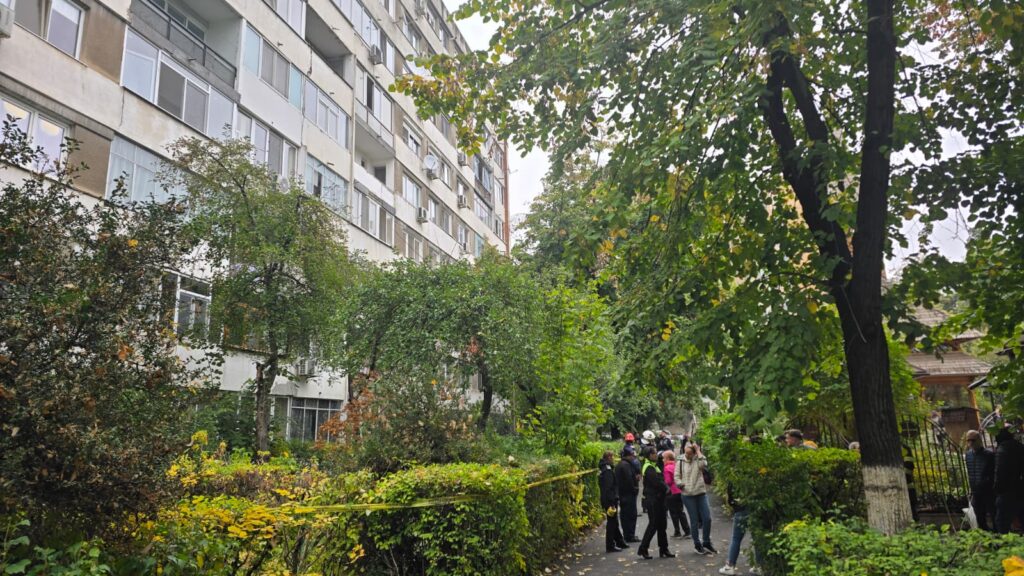 Crăpătură între două scări ale unui bloc cu risc seismic din Sectorul 6. Locatarii, evacuați preventiv