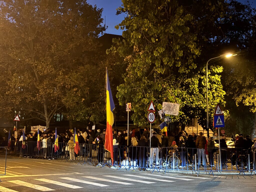 Peste o sută de persoane protestează în fața Arestului Central din București. Oamenii cer eliberarea lui Călin Georgescu