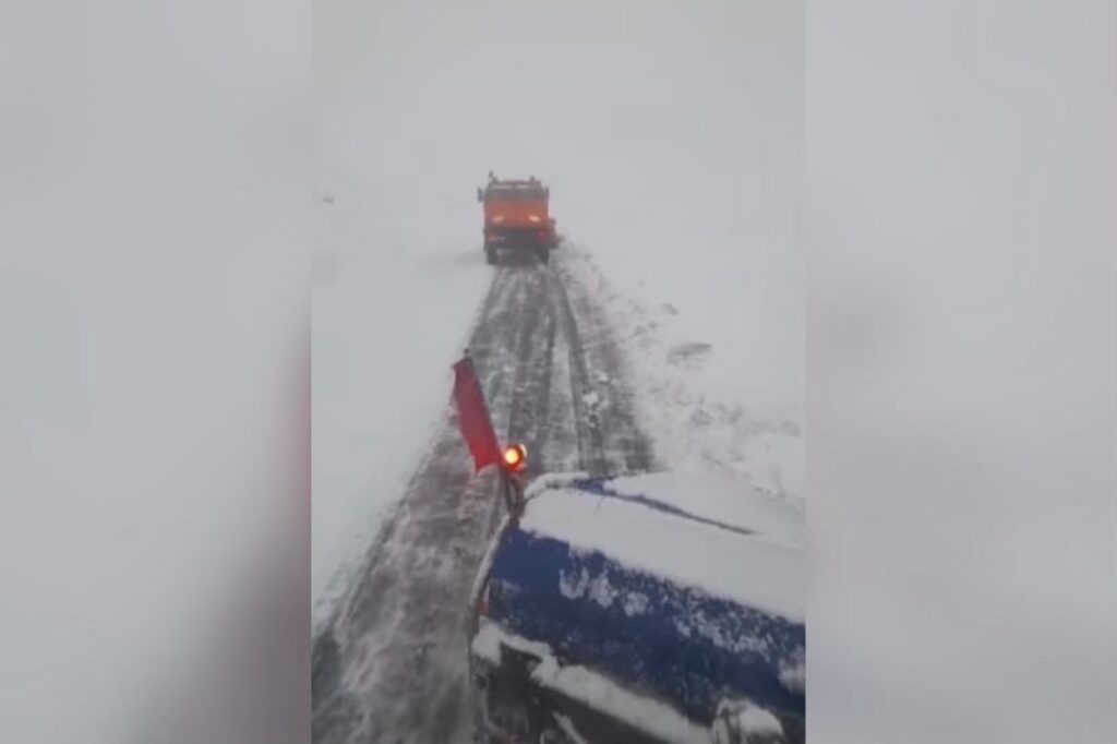Iarnă în toată regula pe Transfăgărășan. Șoferii sunt avertizați să nu circule fără mașini echipate pentru iarnă