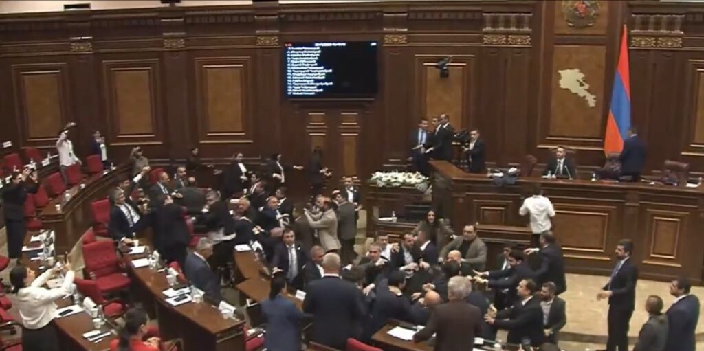 Parlamentul Armeniei, transformat în gală MMA după ce mai mulți legislatori s-au luat la bătaie. De la ce a pornit cearta