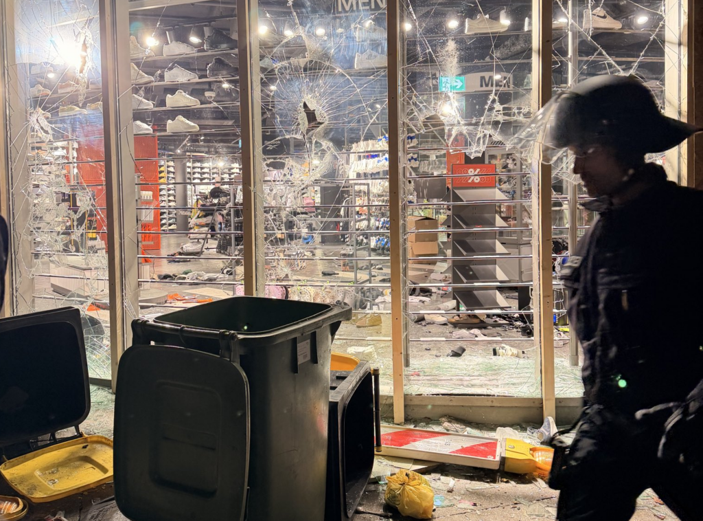 Haos și pe străzile Germaniei. Magazine jefuite, cocktailuri Molotov și confruntări cu poliția. Revolta tinerilor se extinde în Europa