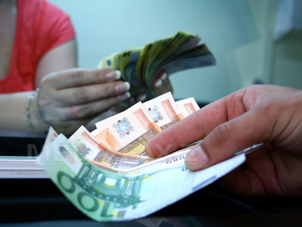 Curs valutar 4 iunie. Euro a scăzut ușor. Prețul aurului crește pentru a treia zi consecutivă