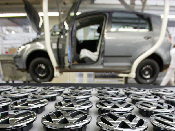 Scandal la Volkswagen: șeful companiei a fost huiduit de 10.000 de angajați după ce a adus vorba de concedieri