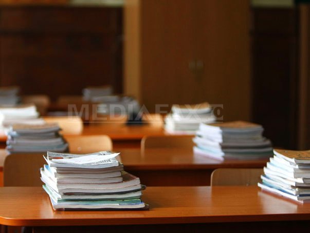 Câine surd la vânătoare: elevii de a IX-a încep școala fără manuale | Ce spune ministrul Educației