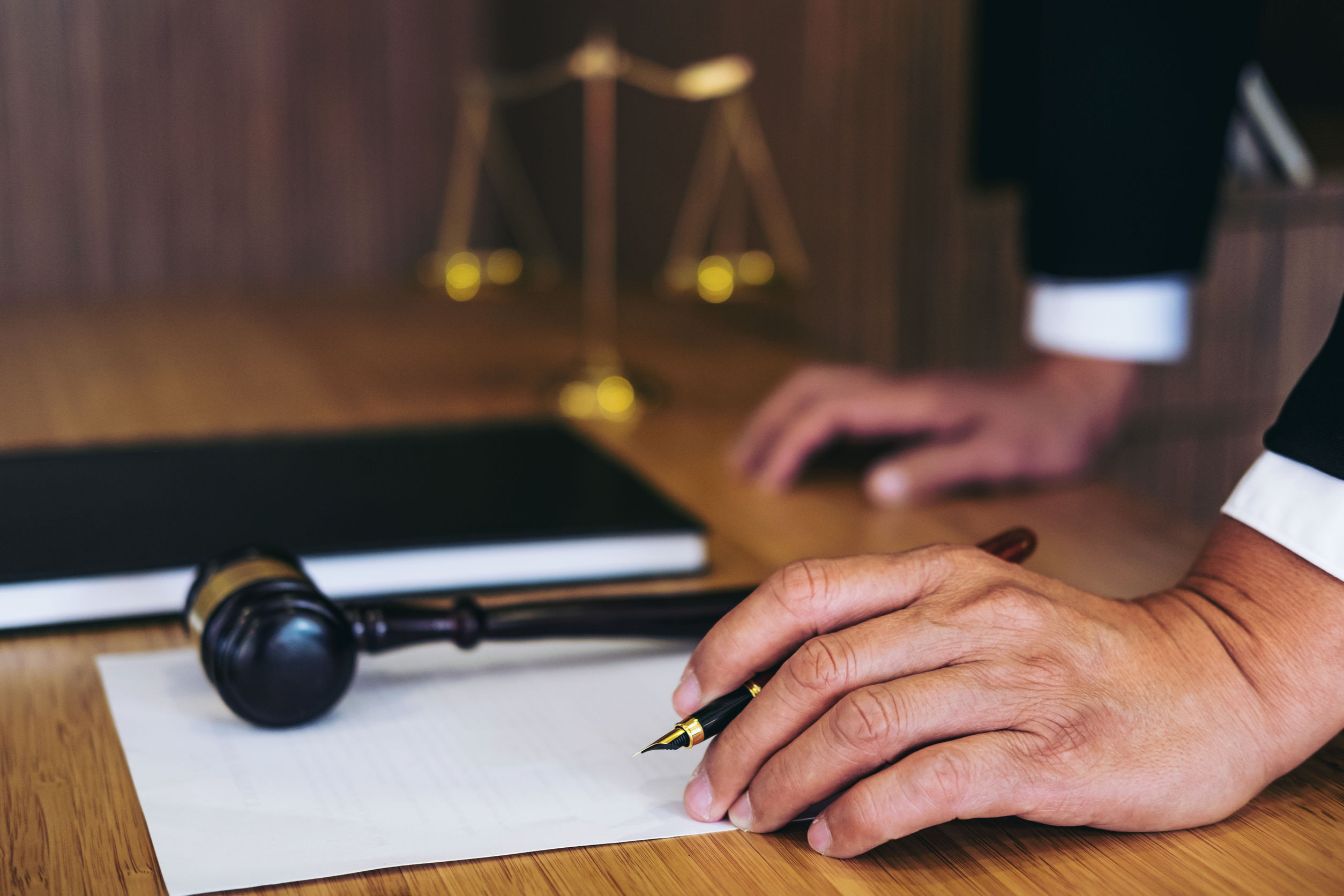 The justice bill by which Justice Minister Stelian Ion wants to abolish SIIJ, strengthens prosecutors' control over magistrates