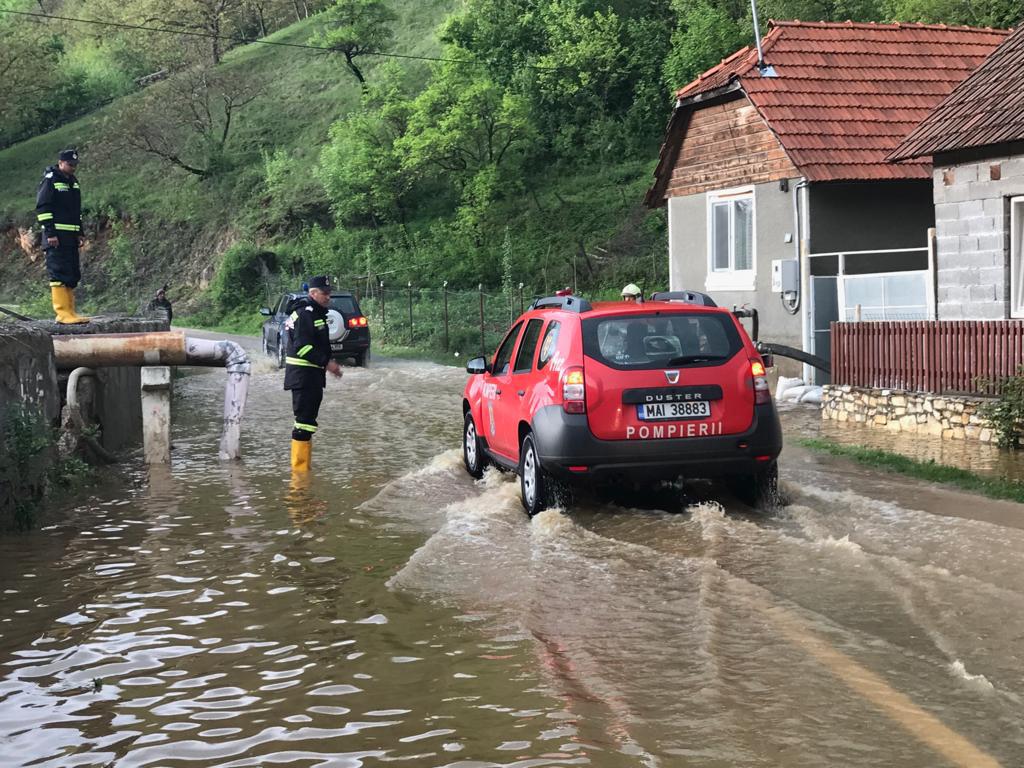 Codul ROŞU de inundaţii: Drumuri blocate şi case inundate în judeţele ...