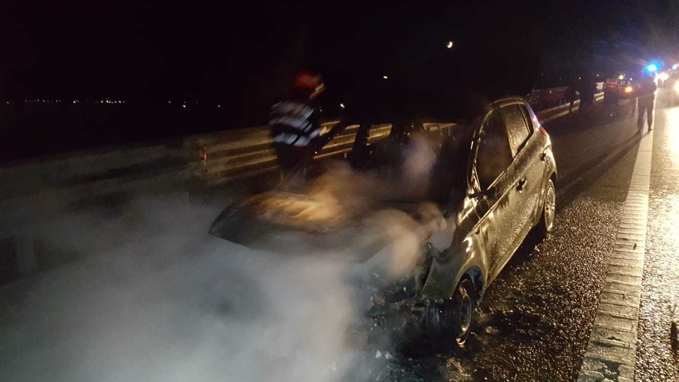 maşină în flăcări