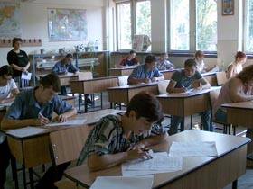 Elevii care intră în clasa a IX-a vor învăța după noi programe școlare | Cum vor fi alese manualele