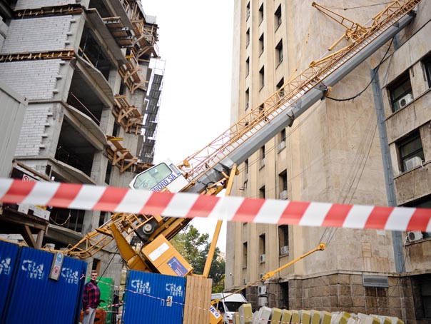 O macara a căzut peste o maşină, lângă Ministerul Transporturilor