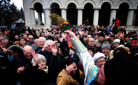 Mii de oameni au preferat să ia Agheasma mare de la Patriarhie decât de la biserici de cartier (Imagine: Bogdan Maran/Mediafax Foto)