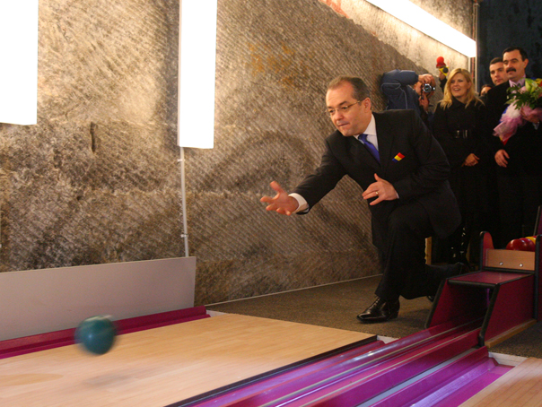 Emil Boc a testat un teren de bowling