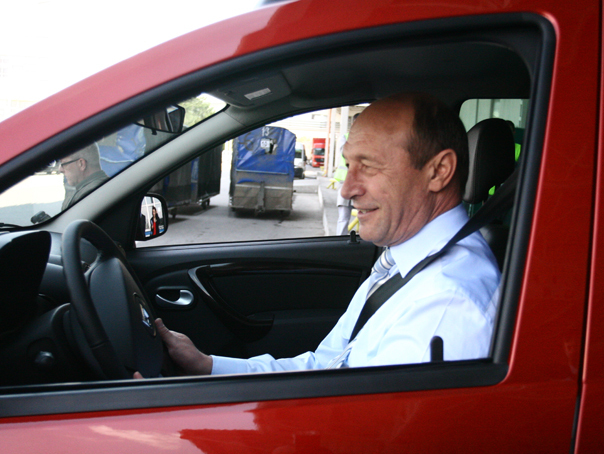 Traian Basescu la volanul Daciei Duster