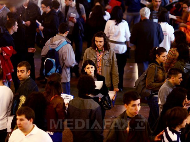 Trei sferturi dintre tinerii de 18-24 de ani spun că le este mai greu să se angajeze | 56% cred că AI-ul a redus joburile pentru juniori