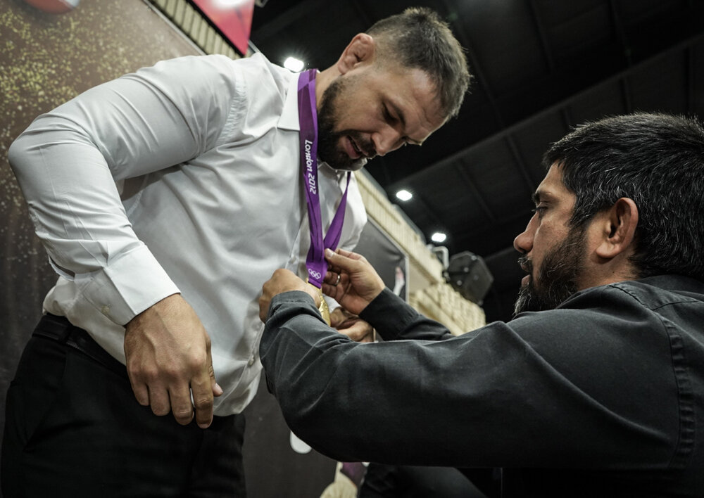 Primit Un luptător iranian şi-a primit medalia olimpică de aur după 10 ani de ...