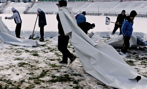 Stadionul Dinamo, deszăpezit de deţinuţi de la Jilava (Imagine: Andreea Balaurea/Mediafax Foto)