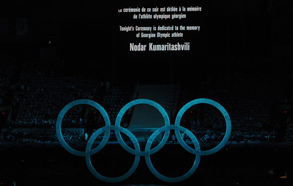 Mesaj cu litere albe pe fond negru pentru sportivul georgian Nodar Kumaritashvili