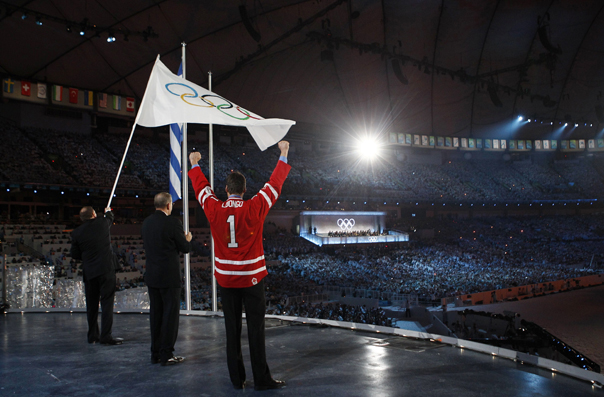 Primarul oraşului Soci flutură steagul olimpic