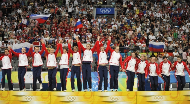 2008    - Naţionala de handbal feminin a Norvegiei a câştigat, pentru prima dată în istoria sa, finala Jocurilor Olimpice, în faţa campioanei mondiale Rusia, de care a dispus cu scorul de 34-27 (18-13).