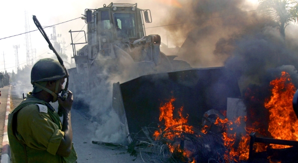 2005 - Forţele israeliene au început evacuarea simultană a coloniilor Sanur şi Homesh, din nordul Cisiordaniei.