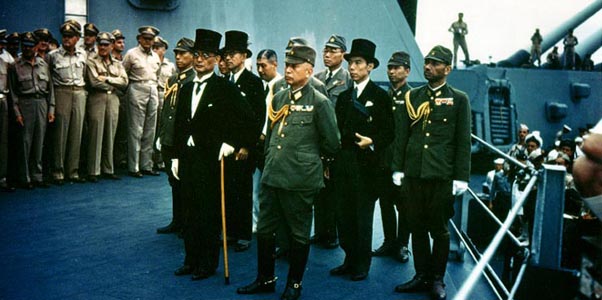 Reprezentanţii Japoniei pe vasul de război american USS Missouri