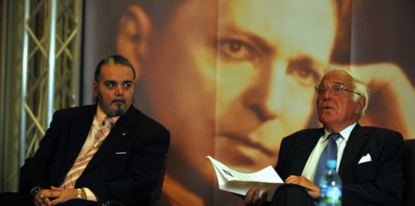 Directorul Operei Române, Cătălin Ionescu-Arbore (s), şi directorul artistic al Festivalului George Enescu, Ioan Holender
