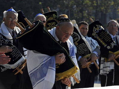 Ceremonie religioasă la inaugurarea Memorialului Holocaustului din România