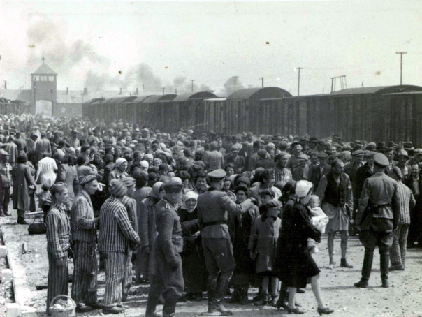 27 mai 1944 - Nazişti selectând prizonieri pe platforma de la intrarea lagărului de exterminare Auschwitz-Birkenau 