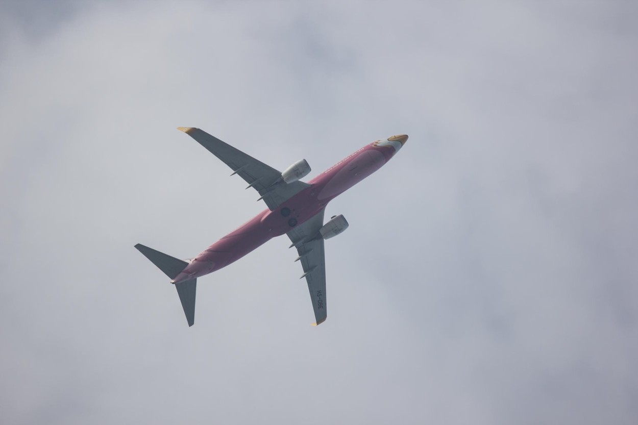 Numeroase avioane care survolează Iranul şi-au schimbat brusc traseul
