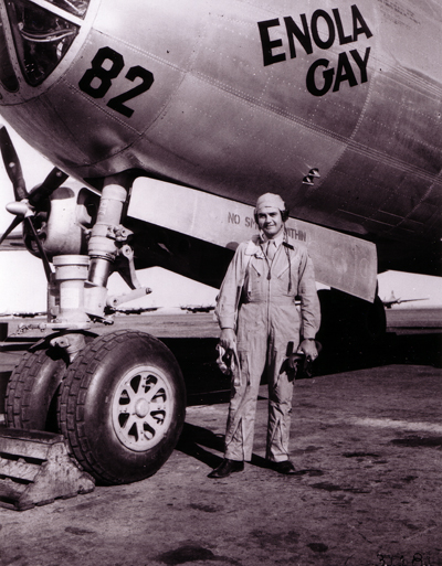 Paul W. Tibbets alături de Enola Gay