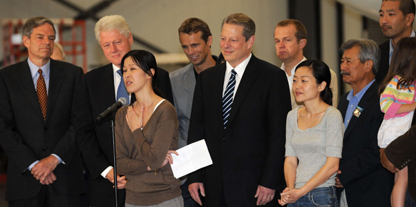 Bill Clinton împreună cu jurnalistele eliberate din Coreea de Nord