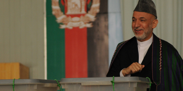 Preşedintele în exerciţiu Hamid Karzai votează